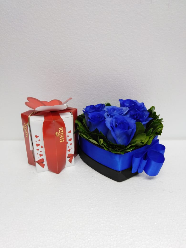 6 Rosas Azules en Caja Corazn y Bombones Heidi Bouquet de 140 Grs